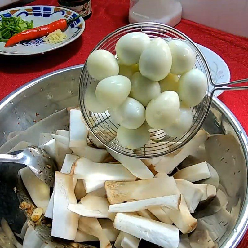 Step 3 Marinate the mushrooms Quail eggs with chicken thigh mushrooms