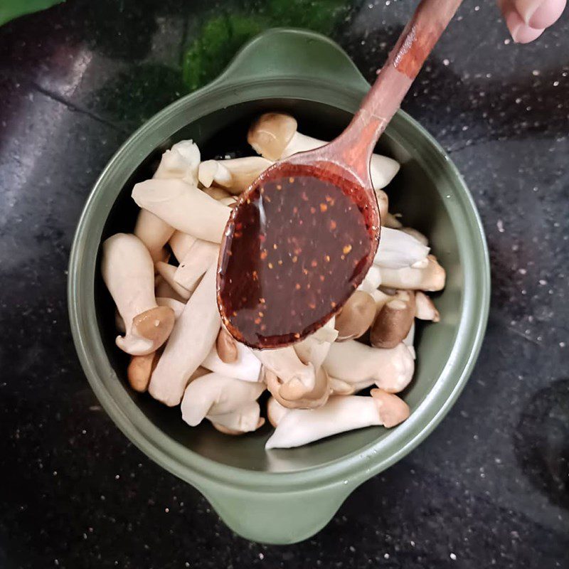 Step 1 Marinate chicken mushrooms Pepper braised chicken mushrooms