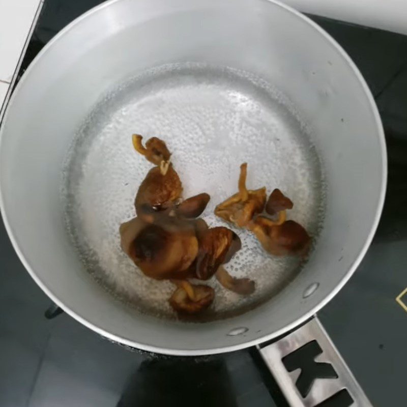 Step 3 Marinate mushrooms and abalone Abalone mushroom porridge for baby