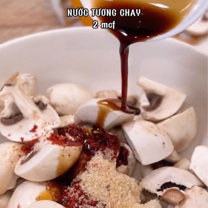 Step 2 Marinate mushrooms with spices for Stir-fried mushrooms with bell peppers