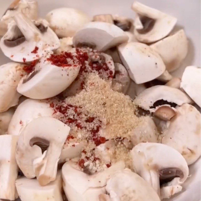 Step 2 Marinate mushrooms with spices for Stir-fried mushrooms with bell peppers