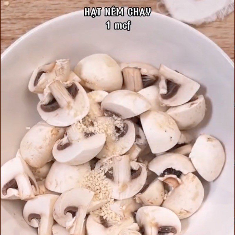 Step 2 Marinate mushrooms with spices for Stir-fried mushrooms with bell peppers