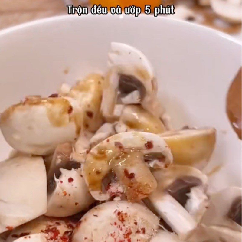 Step 2 Marinate mushrooms with spices for Stir-fried mushrooms with bell peppers