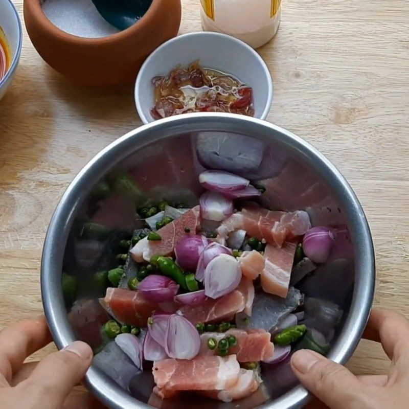 Step 2 Marinate the ingredients for dried fish with pork