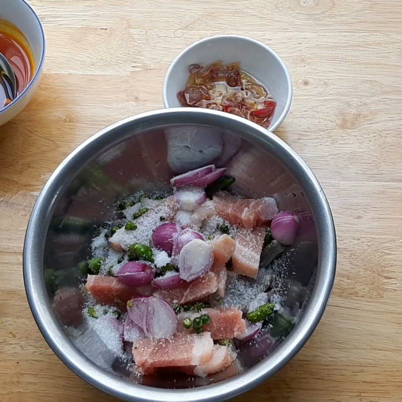 Step 2 Marinate the ingredients for dried fish with pork