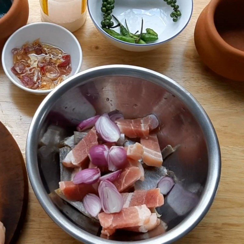 Step 2 Marinate the Ingredients for Dried Fish Steamed with Pork