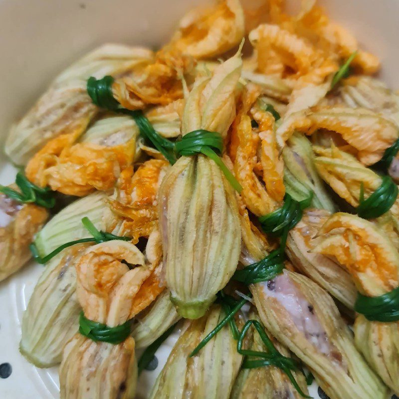 Step 2 Marinate and stuff the squash blossoms for stuffed squash blossoms (Recipe shared by a user)