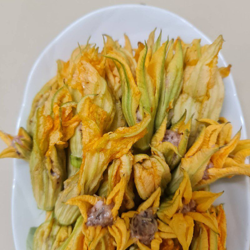 Step 2 Marinate and stuff the squash blossoms for stuffed squash blossoms (Recipe shared by a user)