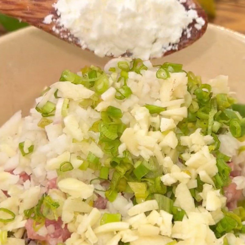 Step 2 Marinate the meat Steamed minced meat with bok choy