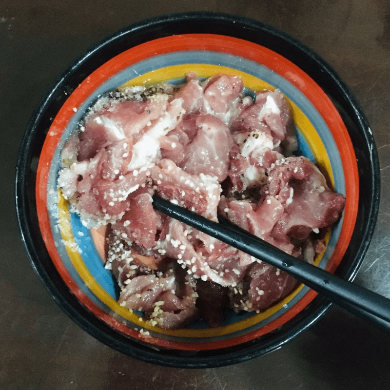 Step 2 Marinate the meat Sour bamboo shoots stir-fried with pork