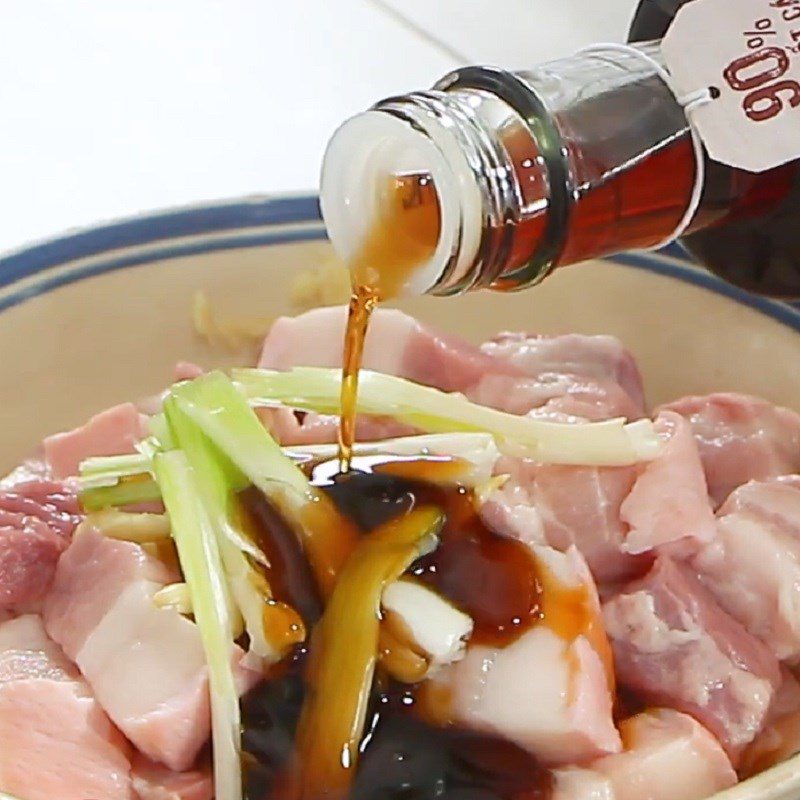 Step 3 Marinate the meat Braised lotus root meat