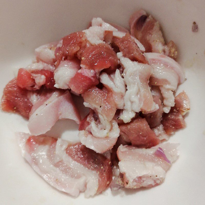 Step 2 Marinate the meat Stir-fried dragon beans with pork