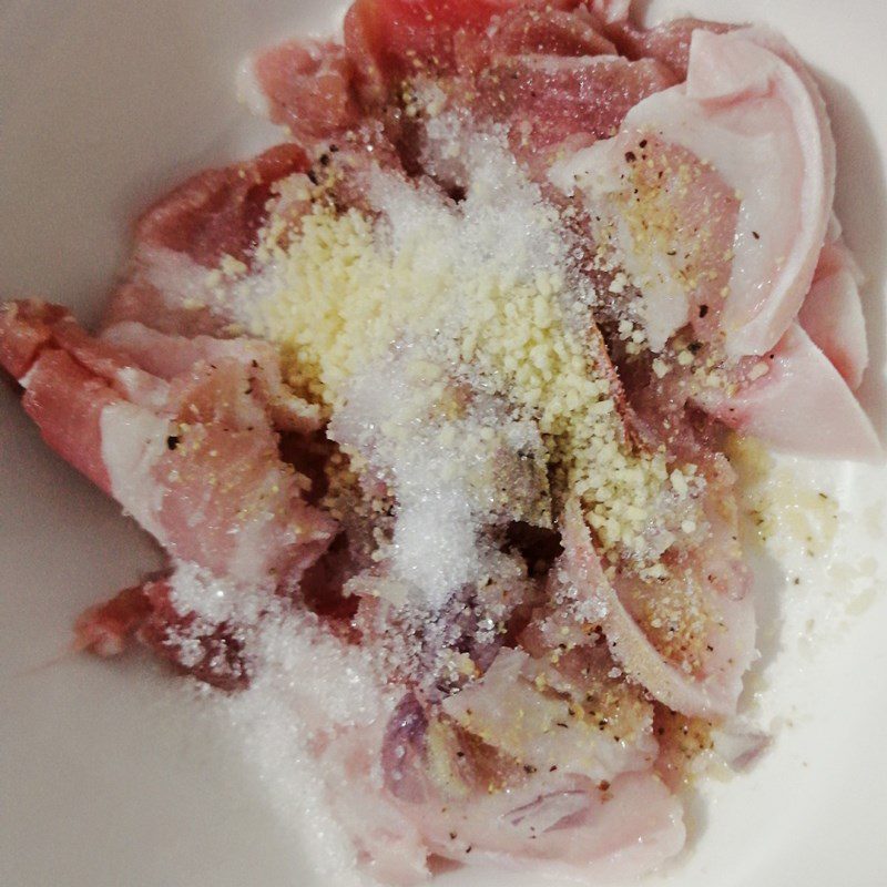 Step 2 Marinate the meat Stir-fried dragon beans with pork