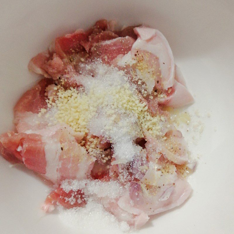 Step 2 Marinate the meat Stir-fried dragon beans with pork