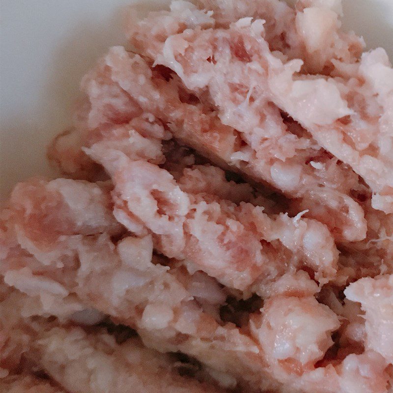 Step 2 Marinate the meat for Stir-fried Nui with Minced Meat and Tomato Sauce