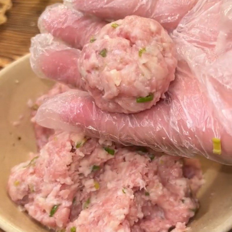 Step 2 Marinating the meat for steamed minced meat with bok choy