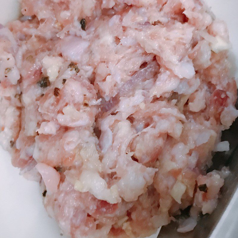 Step 2 Marinate the meat for stir-fried noodles with minced meat and tomato sauce