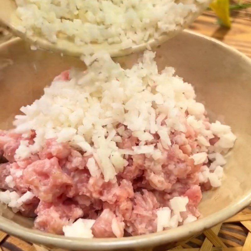 Step 2 Marinate the meat Steamed minced meat with bok choy