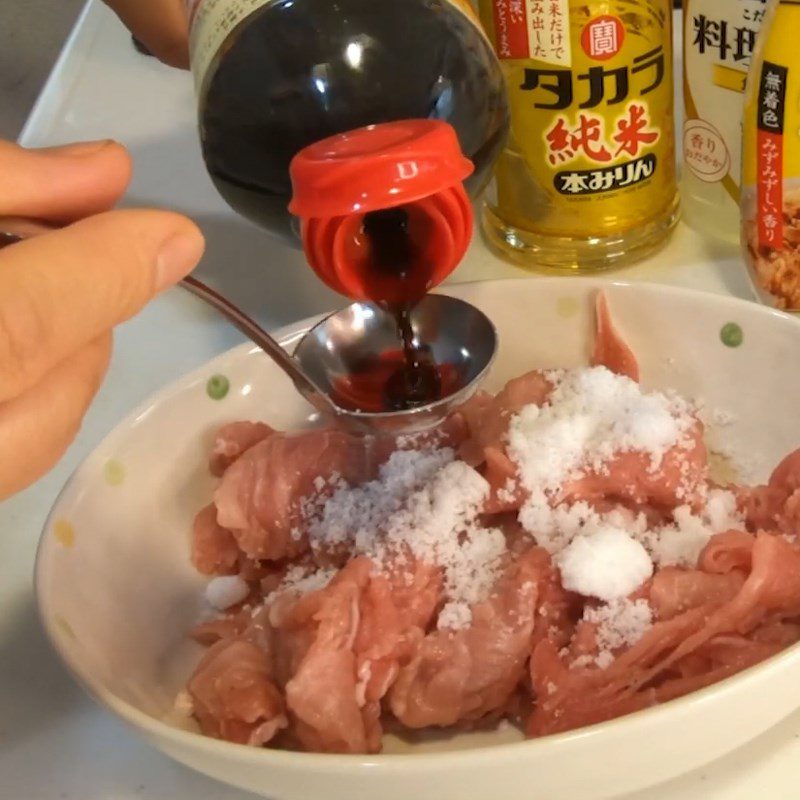 Step 2 Marinate the meat Ginger stir-fried pork