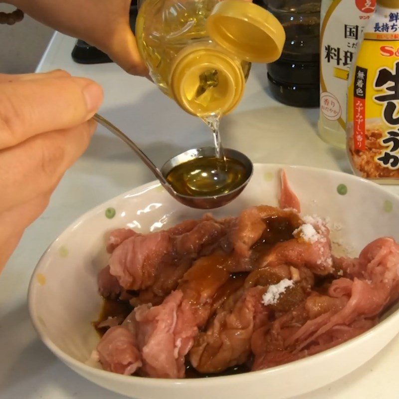 Step 2 Marinate the meat Ginger stir-fried pork