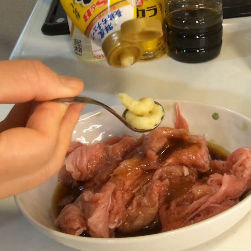 Step 2 Marinate the meat Stir-fried pork with ginger