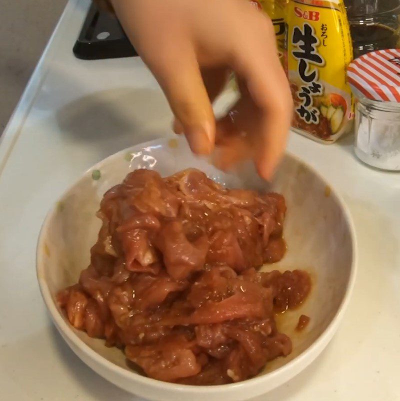 Step 2 Marinate the meat Stir-fried pork with ginger