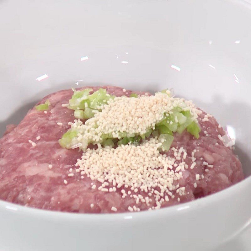 Step 2 Marinate the minced meat for Braised Eggplant with Minced Meat