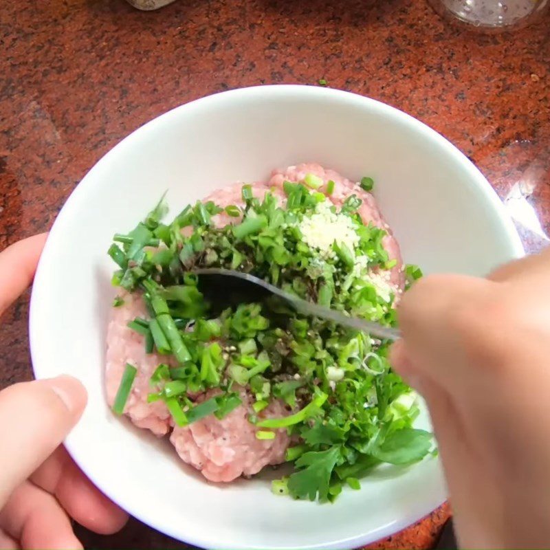 Step 3 Marinate minced meat for minced meat noodle with tomato