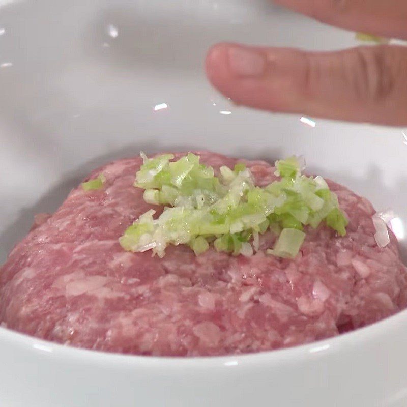 Step 2 Marinate the minced meat for Braised Eggplant with Minced Meat