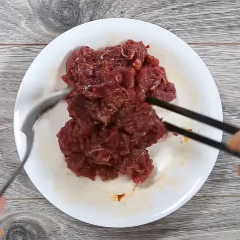 Step 2 Marinate the beef Stir-fried beef with enoki mushrooms