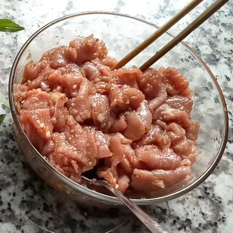 Step 2 Marinate the beef Stir-fried beef with knotweed