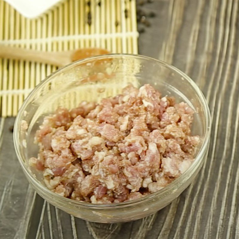 Step 3 Marinate the pork for potato meatball soup