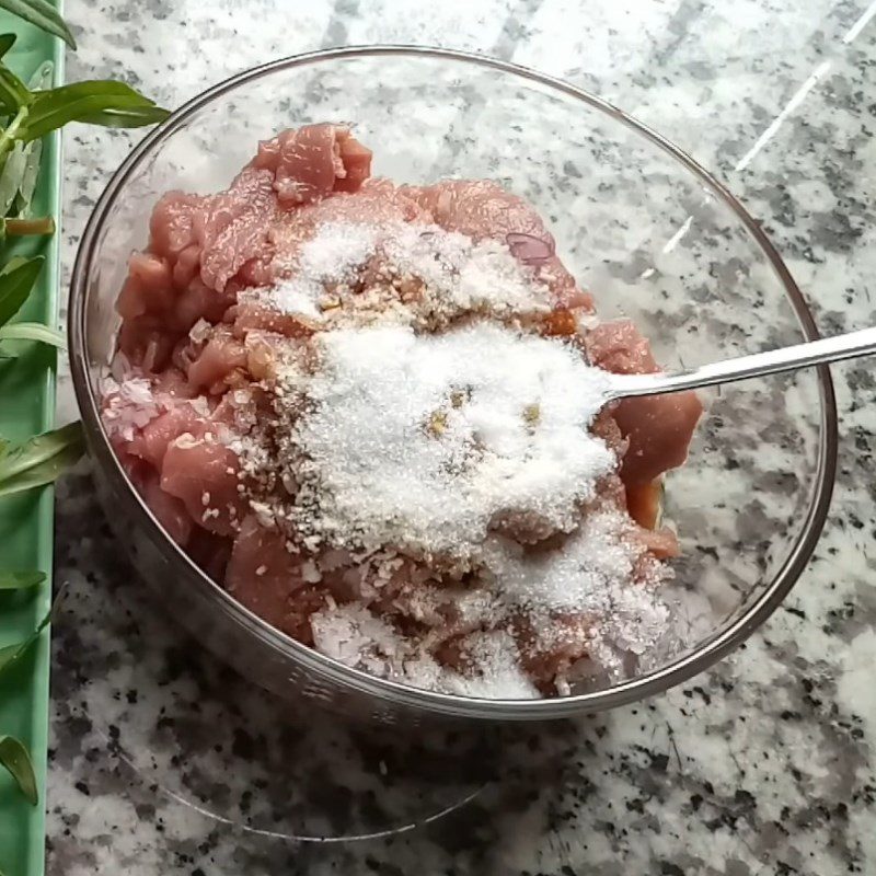 Step 2 Marinate the beef Stir-fried beef with knotweed