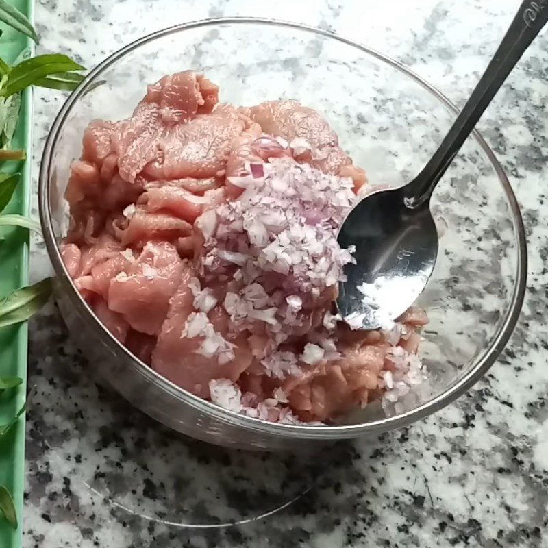 Step 2 Marinate the beef Stir-fried beef with knotweed