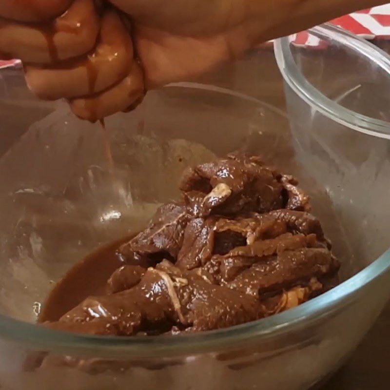 Step 3 Marinate the beef with spices Stir-fried corn with beef
