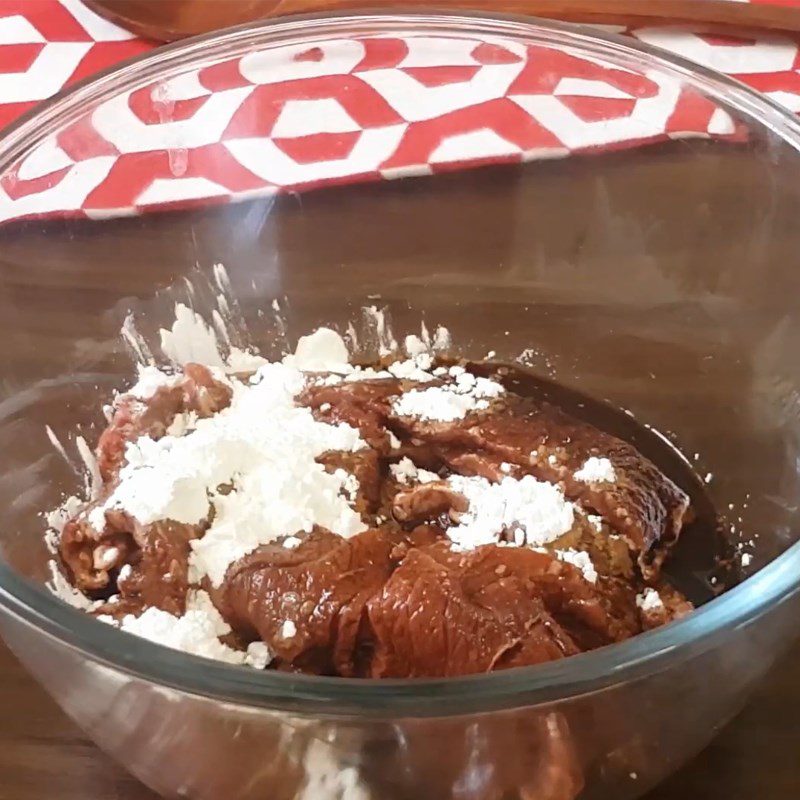 Step 3 Marinate the beef with spices Stir-fried corn with beef