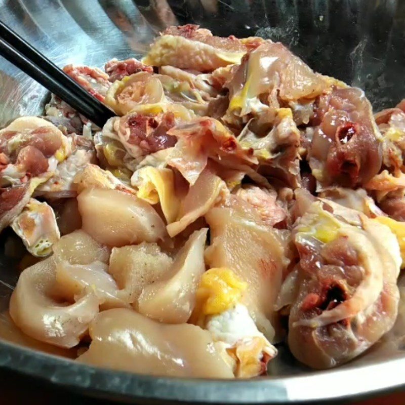 Step 3 Marinate the chicken Stir-fried chicken with onion