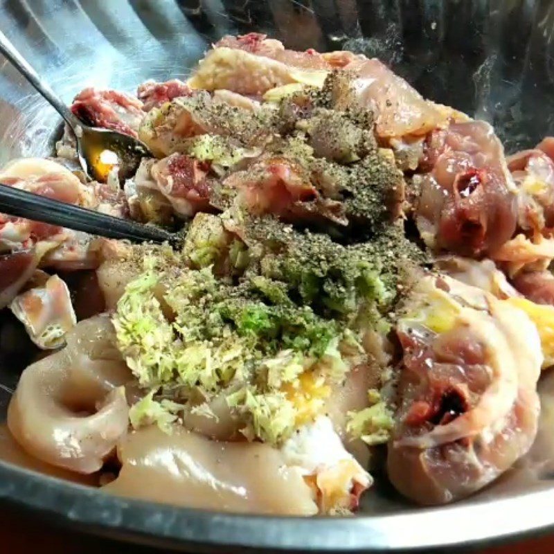 Step 3 Marinate the chicken Stir-fried chicken with onion