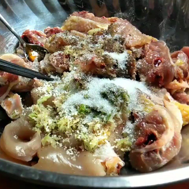 Step 3 Marinate the chicken Stir-fried chicken with onion