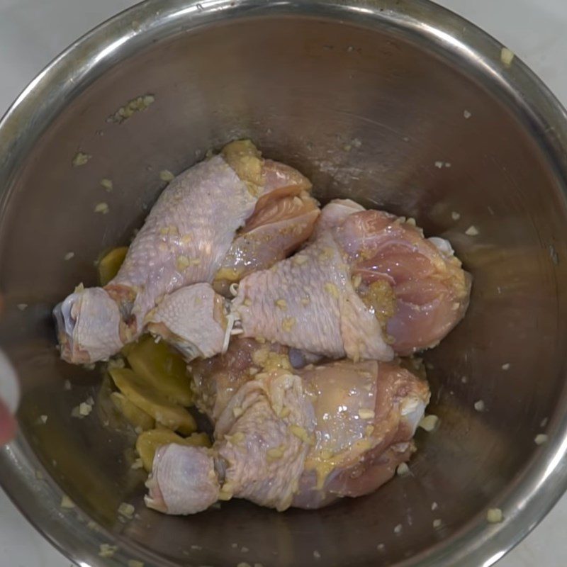 Step 2 Marinate chicken Fried chicken with sesame and Vietnamese coriander