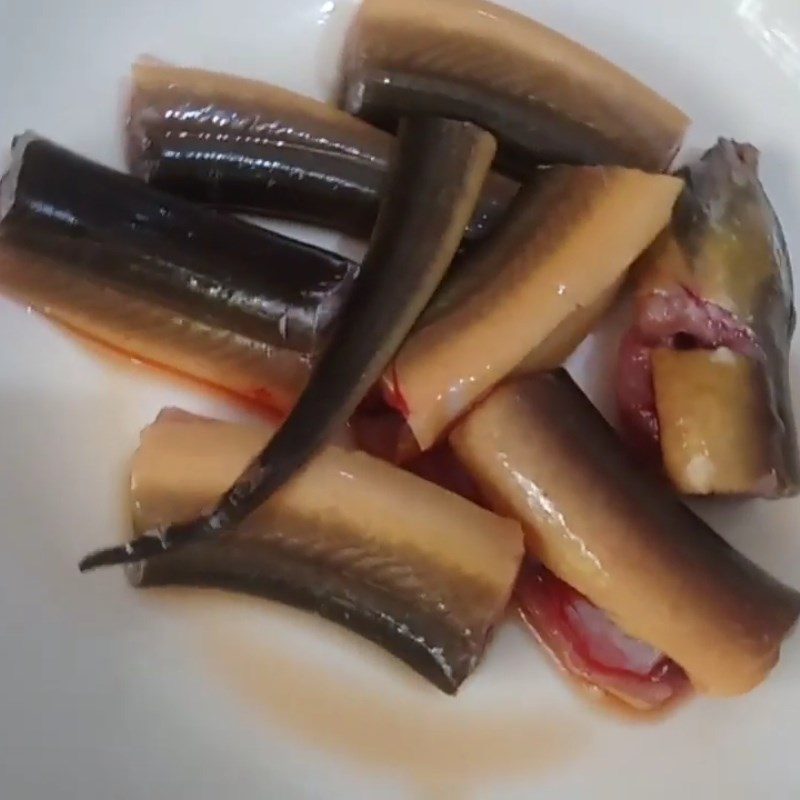 Step 2 Marinate eel meat Fried eel with fish sauce