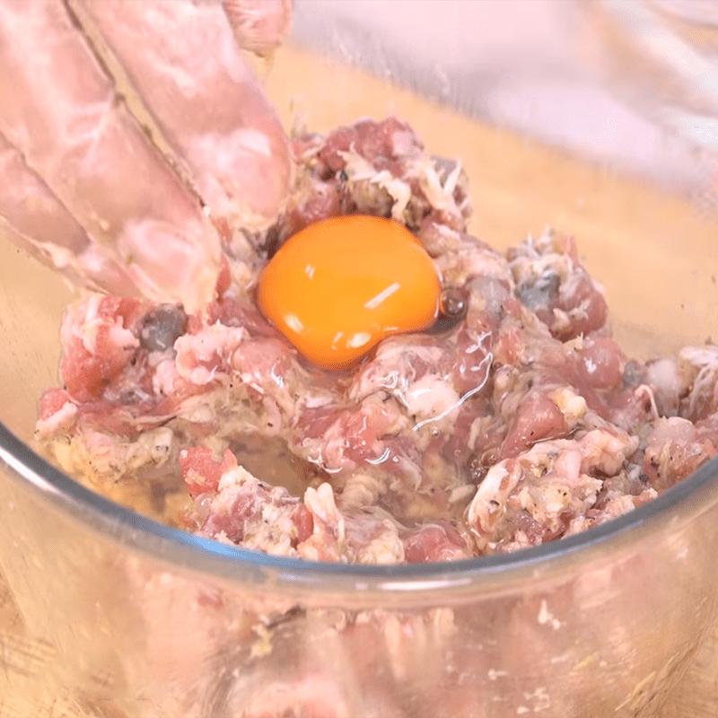 Step 2 Marinate the meat and stuff the crab meat filling