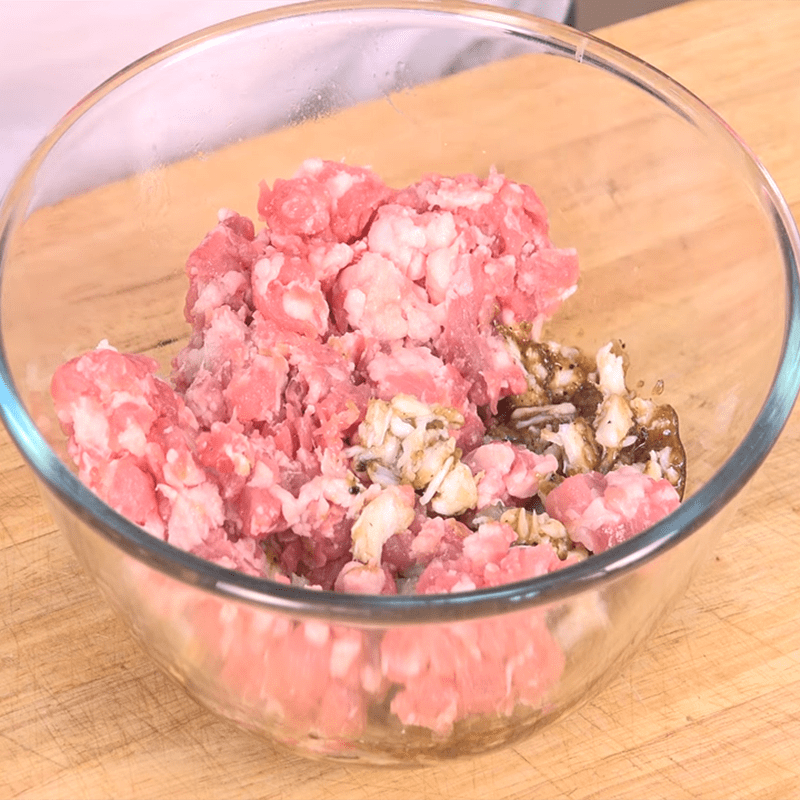 Step 2 Marinate the meat and stuff the filling for Fried Stuffed Crab Shells