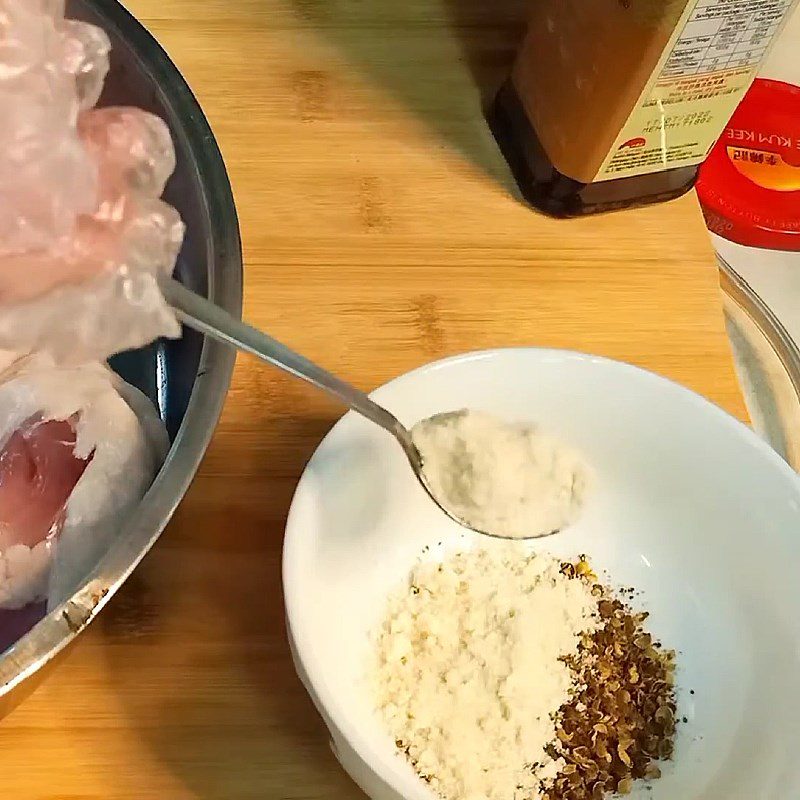 Step 2 Marinate duck meat for pepper-marinated duck roasted in the microwave