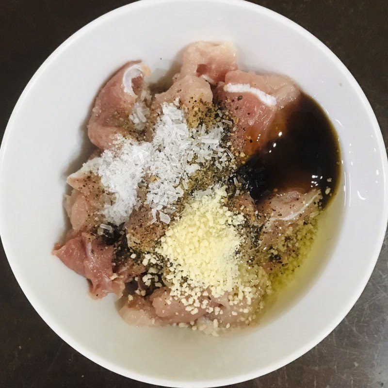 Step 2 Marinate the meat Stir-fried kohlrabi with pork