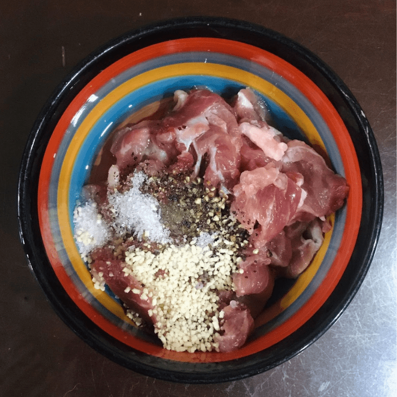 Step 2 Marinate the meat Sour bamboo shoots stir-fried with pork