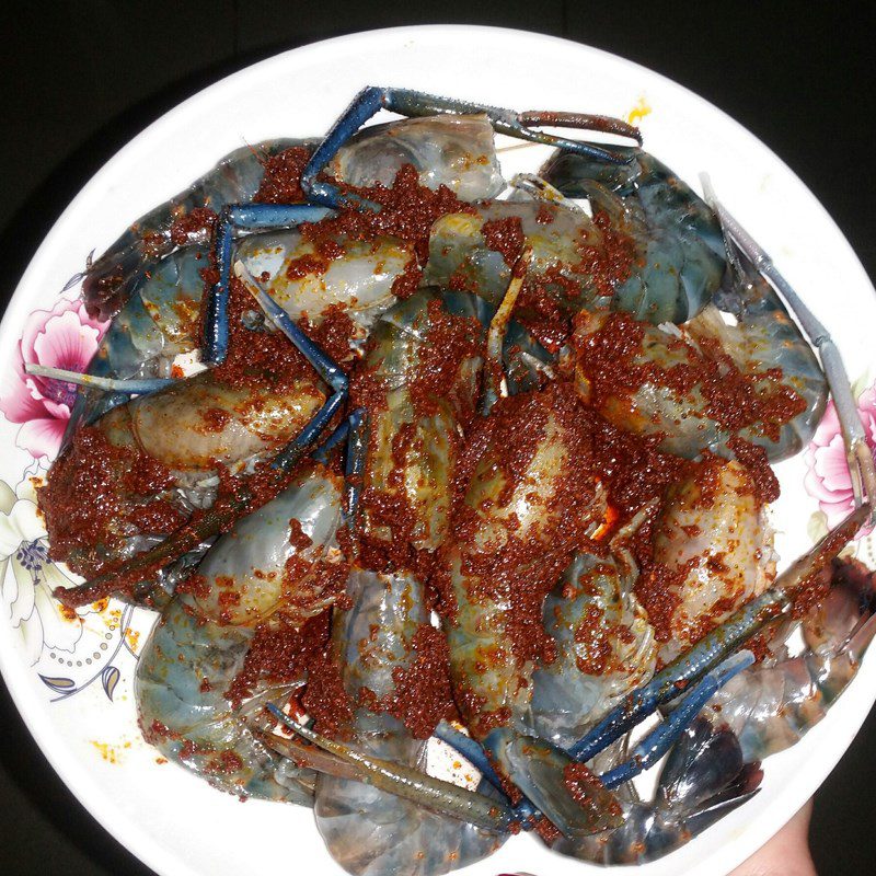 Step 3 Marinating shrimp with shrimp curry