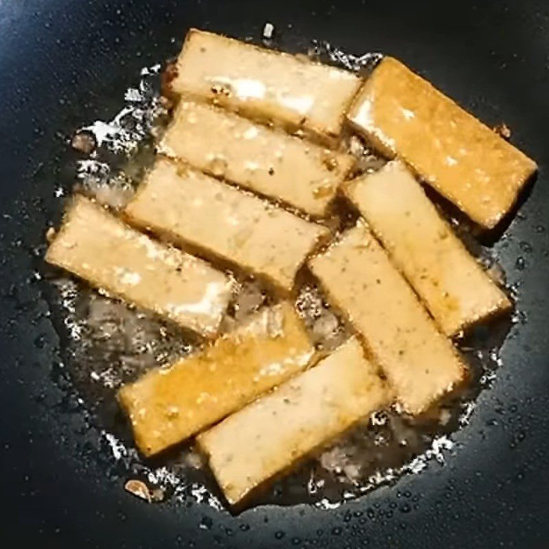 Step 3 Marinate and fry tofu Stir-fried young corn with vegetarian shallots