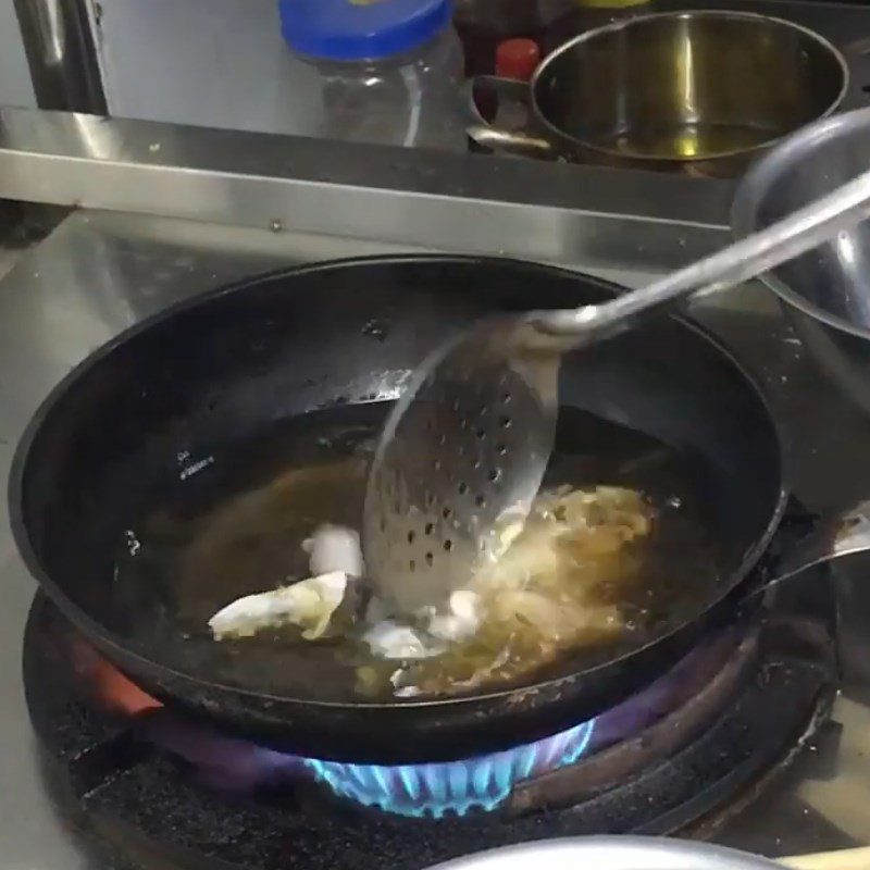 Step 3 Marinate and fry the frog meat Stir-fried bamboo shoots with frog