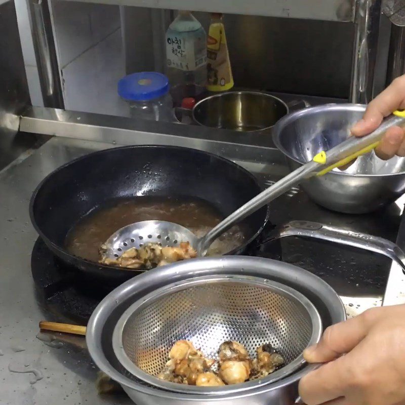 Step 3 Marinate and fry the frog meat Stir-fried bamboo shoots with frog